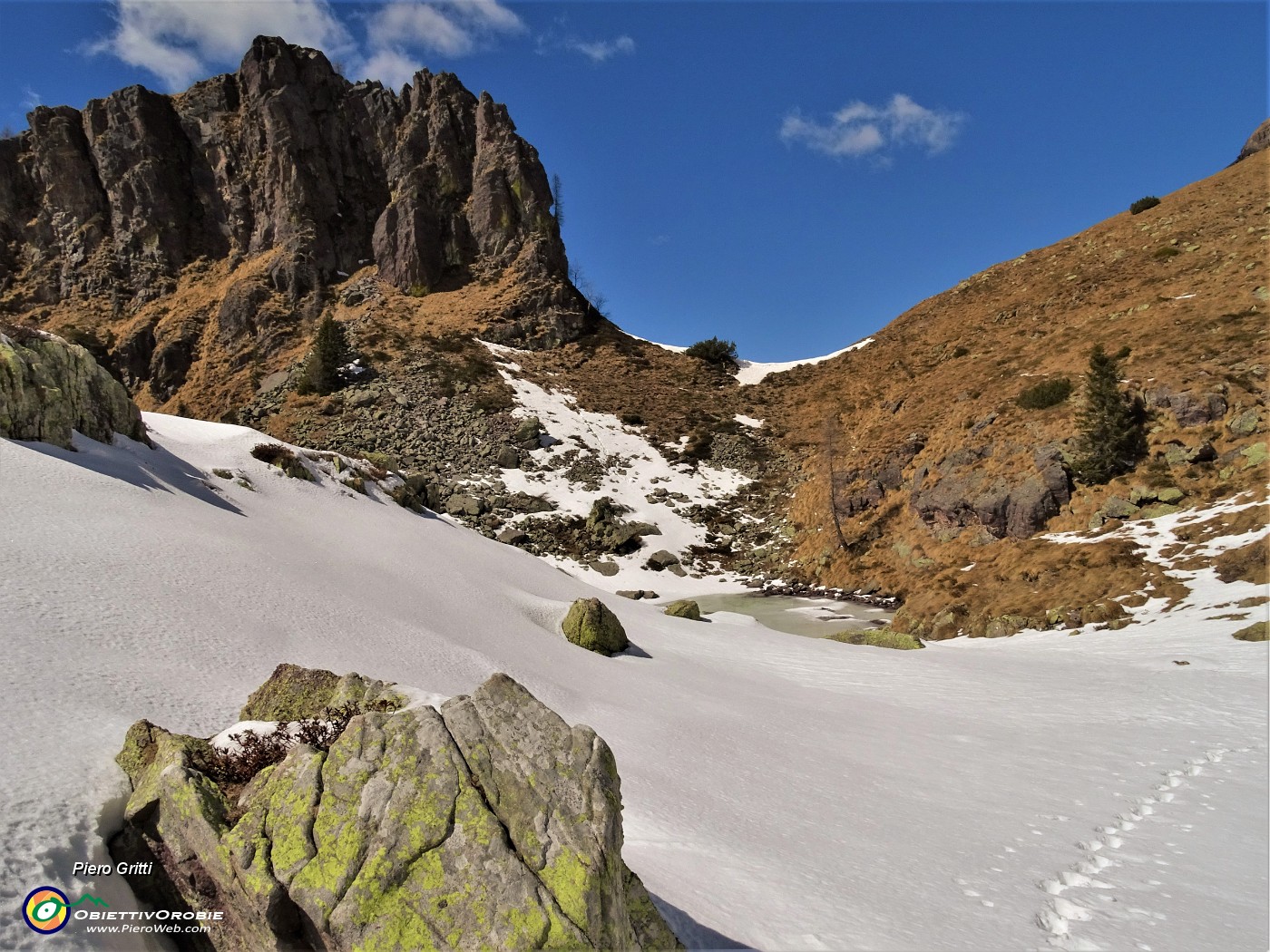 35 Seguo nella neve le tracce di chi mi ha preceduto.JPG